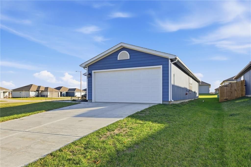 Photo of 423 Park Hill Drive, Tonganoxie, KS 66086 (MLS # 2592355)