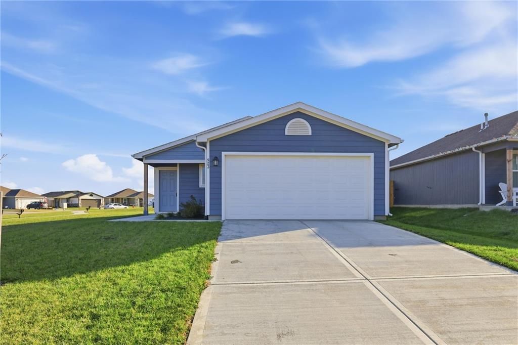 Photo of 423 Park Hill Drive, Tonganoxie, KS 66086 (MLS # 2592355)