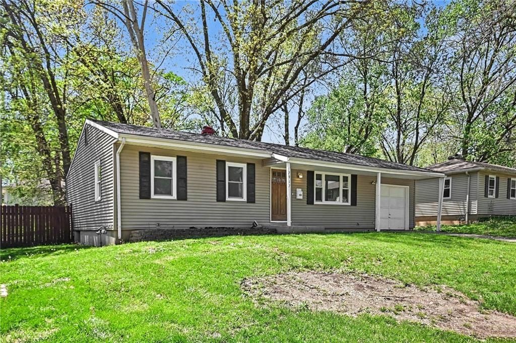 Photo of 7917 56th Street, Kansas City, MO 64119 (MLS # 2613840)