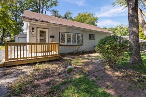 Photo of 6912 N Harrison Street, Gladstone, MO 64118 (MLS # 2646271)