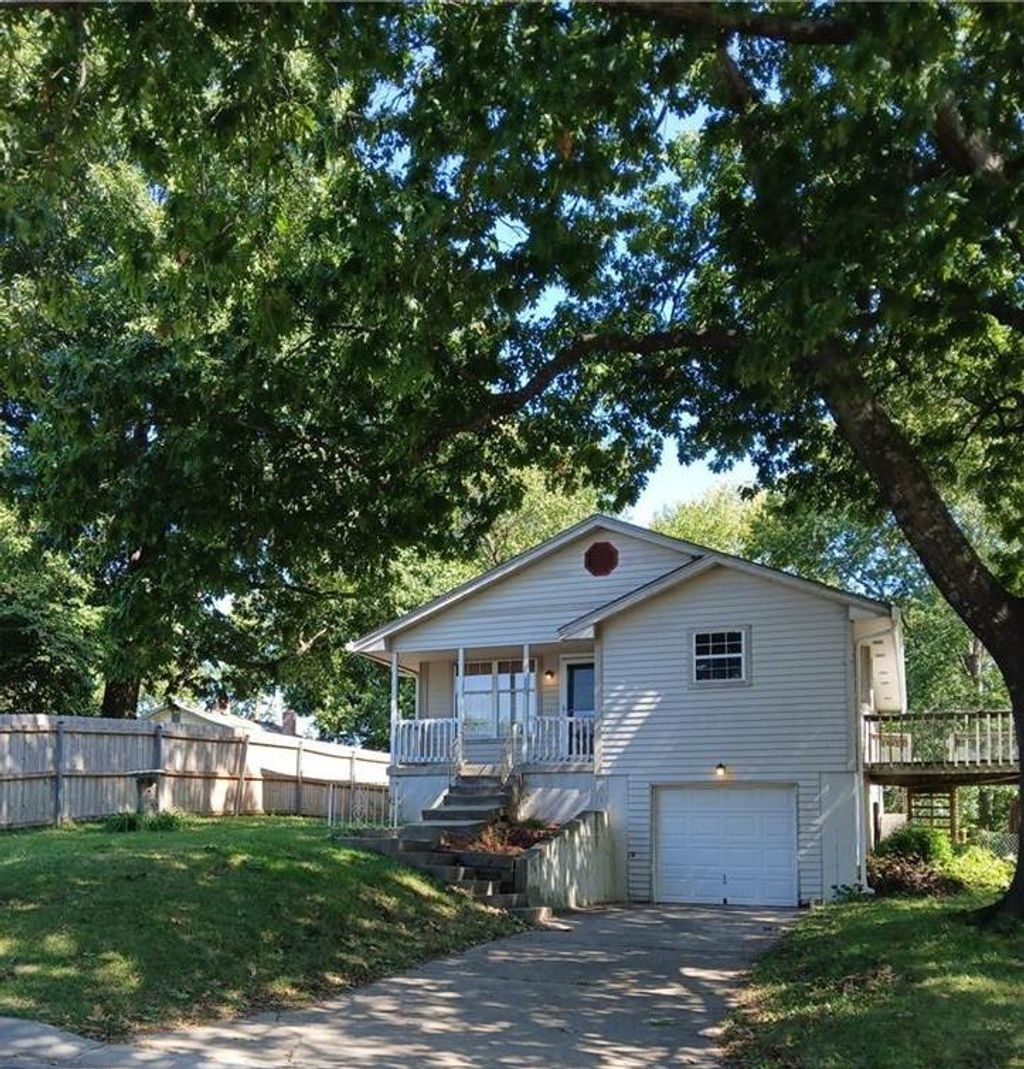 Photo of 15 Valley Road, Liberty, MO 64068 (MLS # 2576517)