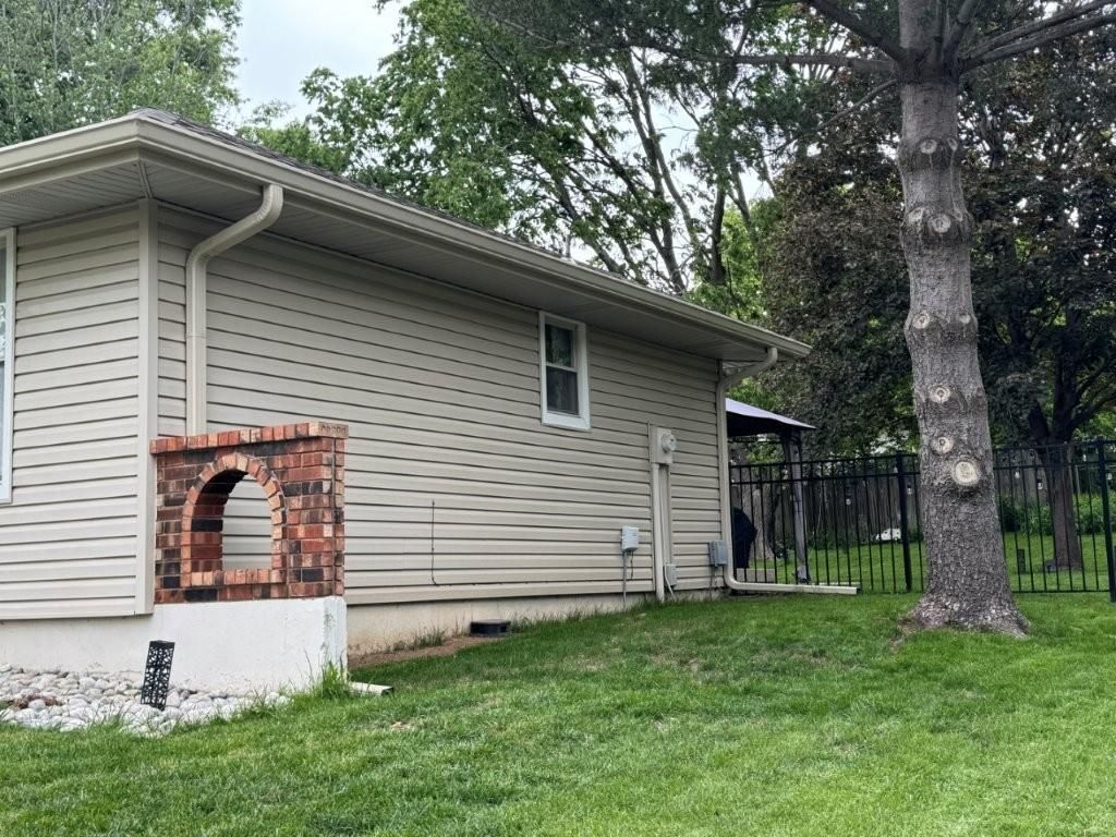 Photo of 521 NW Chateau Drive, Blue Springs, MO 64014 (MLS # 2619026)