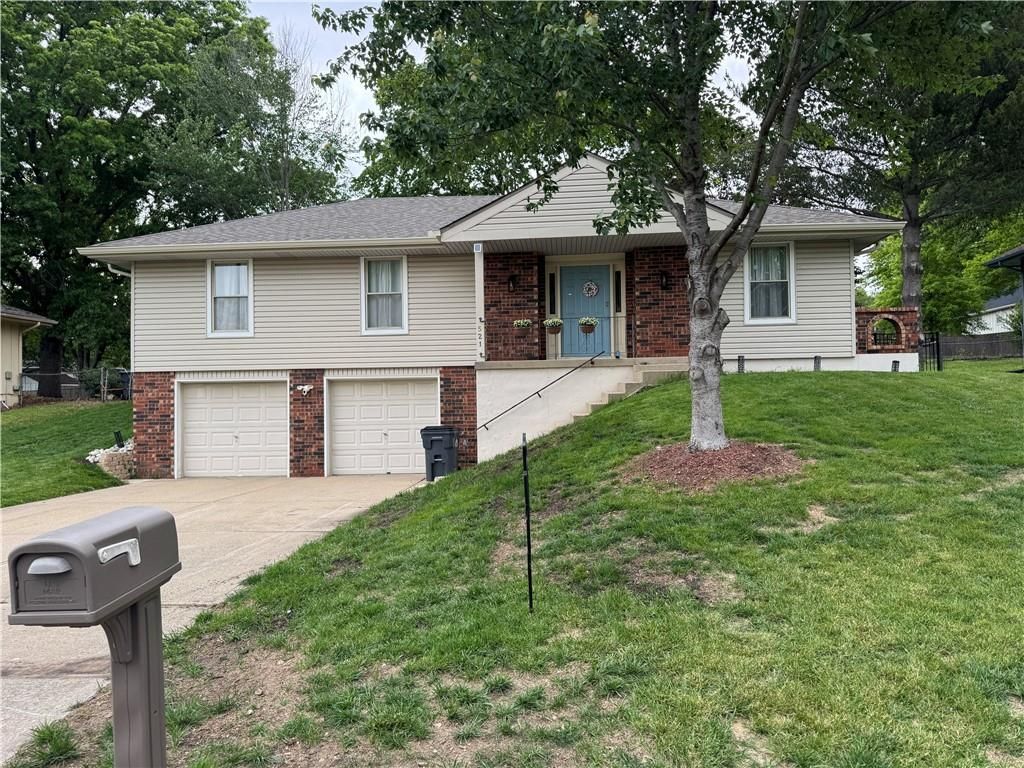 Photo of 521 NW Chateau Drive, Blue Springs, MO 64014 (MLS # 2619026)