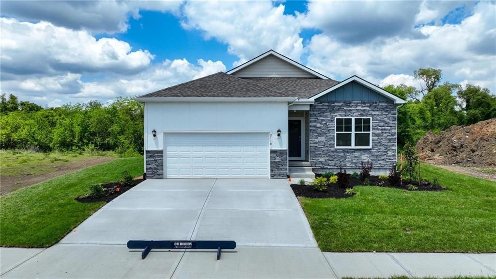 Photo of 208 Lake Meadows Drive, Smithville, MO 64089 (MLS # 2618729)