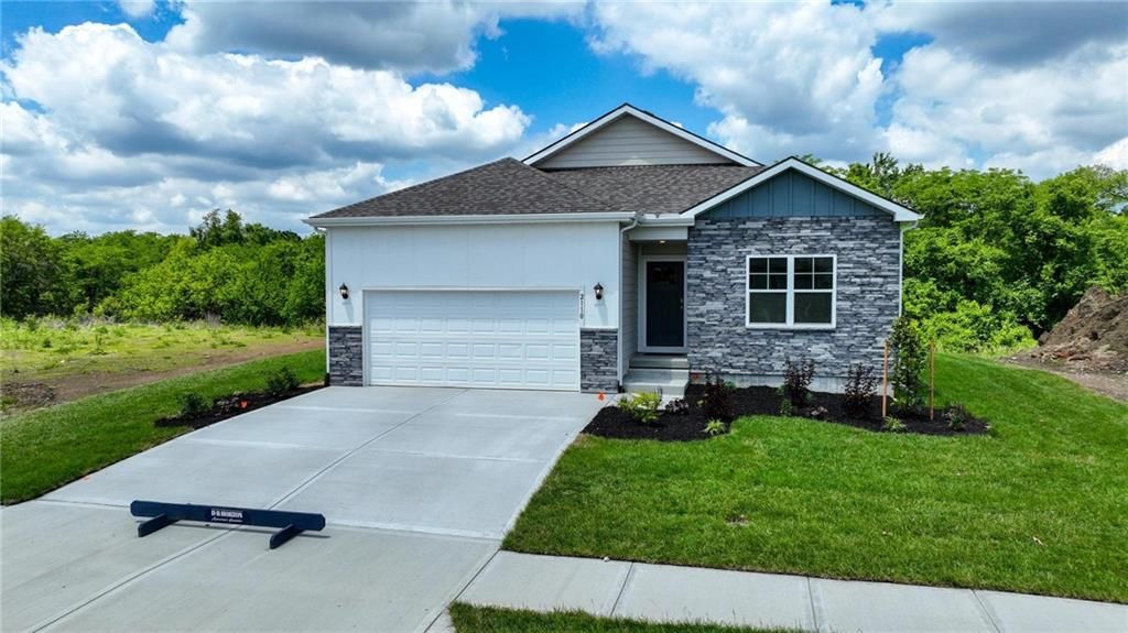Photo of 208 Lake Meadows Drive, Smithville, MO 64089 (MLS # 2618729)