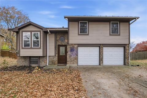 302 SE Flagstone Drive, Lee\'s Summit, MO 64063 - MLS#: 2597373