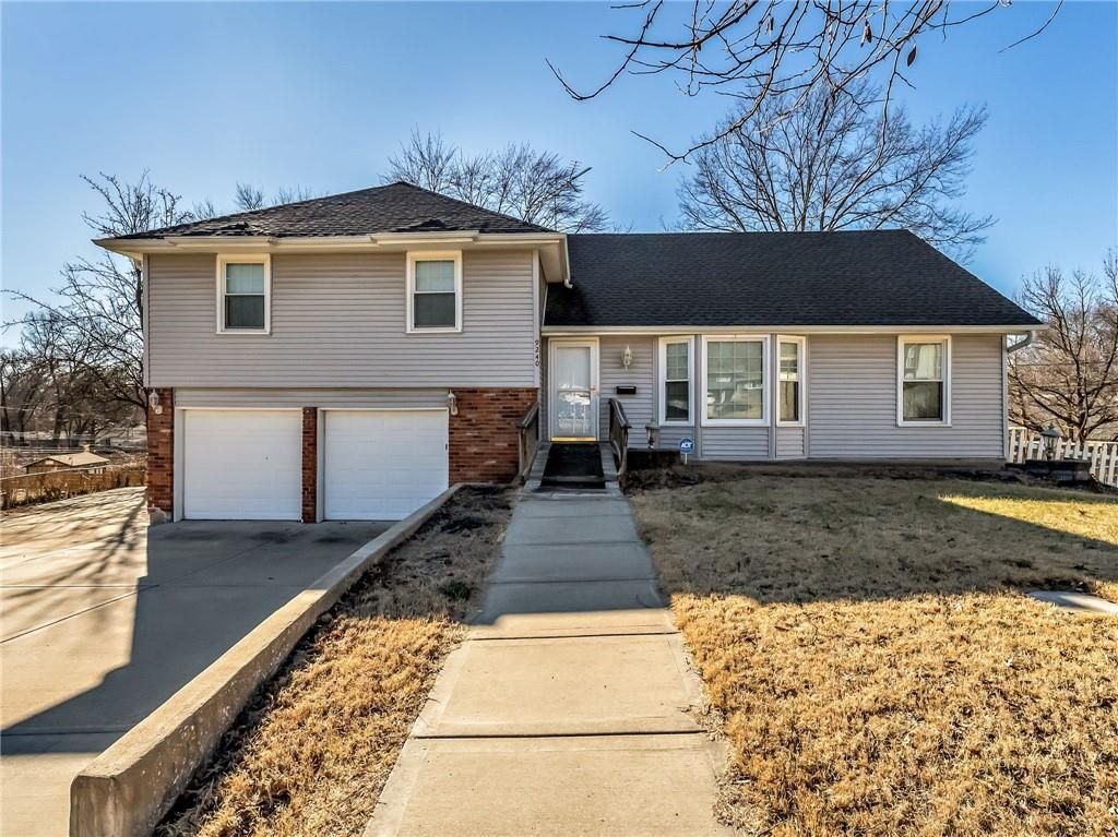 Photo of 9240 Antioch Road, Overland Park, KS 66212 (MLS # 2608152)