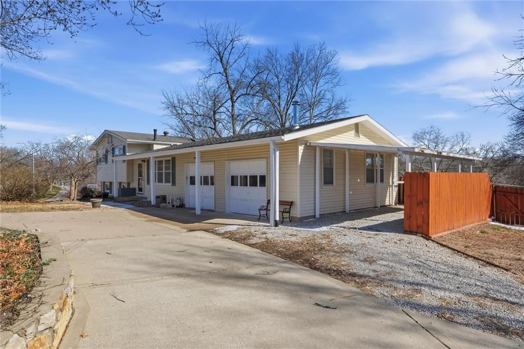 Photo of 7201 NW 73rd Street, Kansas City, MO 64152 (MLS # 2605296)