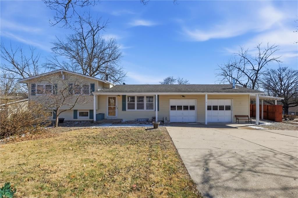 Photo of 7201 NW 73rd Street, Kansas City, MO 64152 (MLS # 2605296)