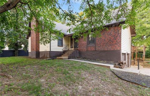 Photo of 6707 Richmond Avenue, Kansas City, MO 64133 (MLS # 2579255)