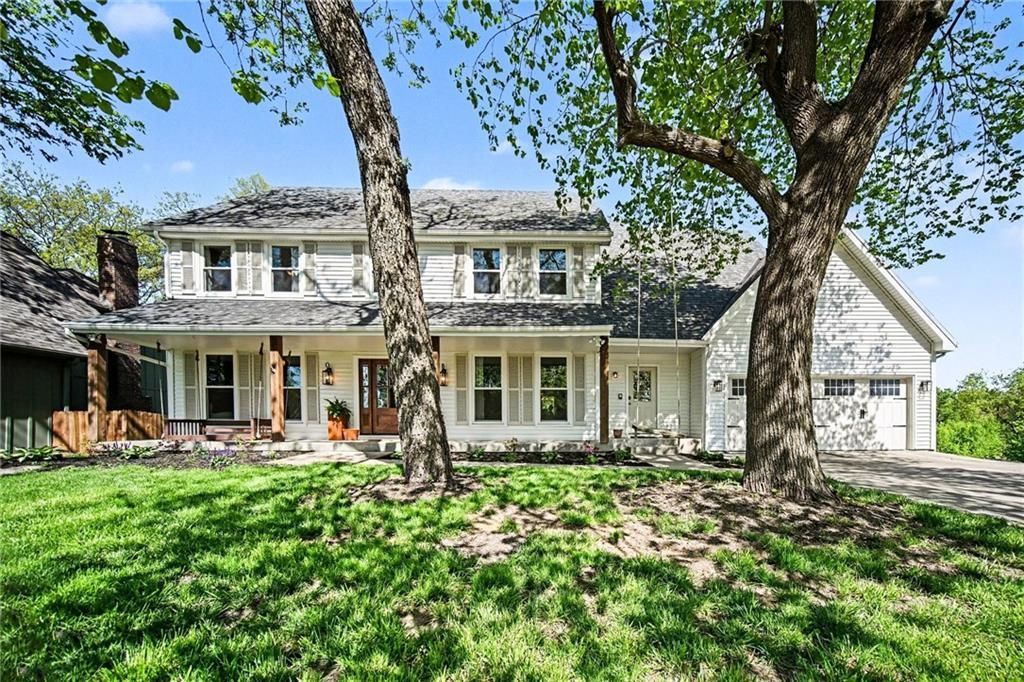 Photo of 1129 Camelot Hill Street, Liberty, MO 64068 (MLS # 2614829)