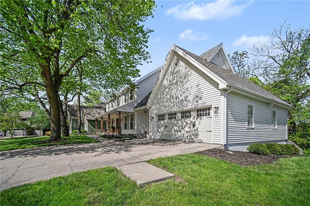 Photo of 1129 Camelot Hill Street, Liberty, MO 64068 (MLS # 2614829)