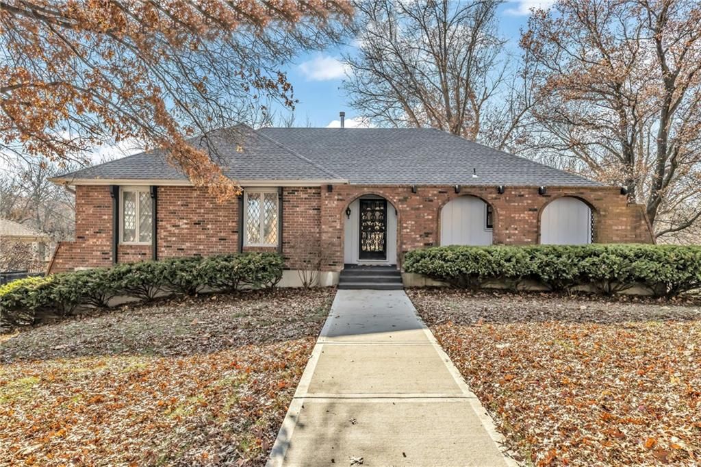 Photo of 1007 Wyckwood Drive, Liberty, MO 64068 (MLS # 2586713)