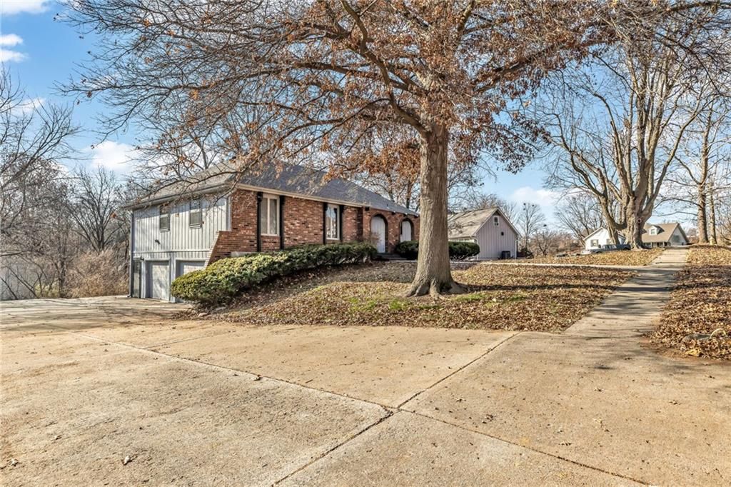 Photo of 1007 Wyckwood Drive, Liberty, MO 64068 (MLS # 2586713)