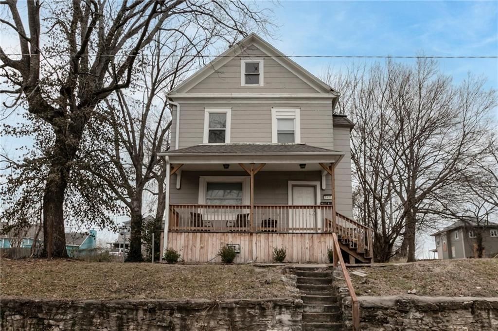 Photo of 2421 Chestnut Avenue, Kansas City, MO 64127 (MLS # 2592094)