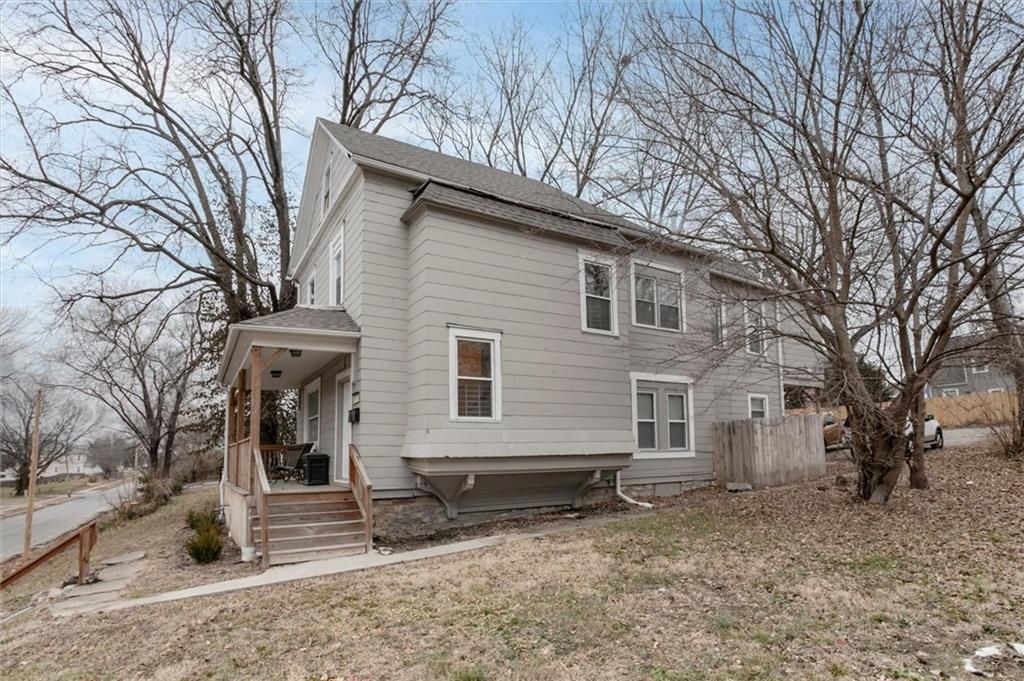 Photo of 2421 Chestnut Avenue, Kansas City, MO 64127 (MLS # 2592094)