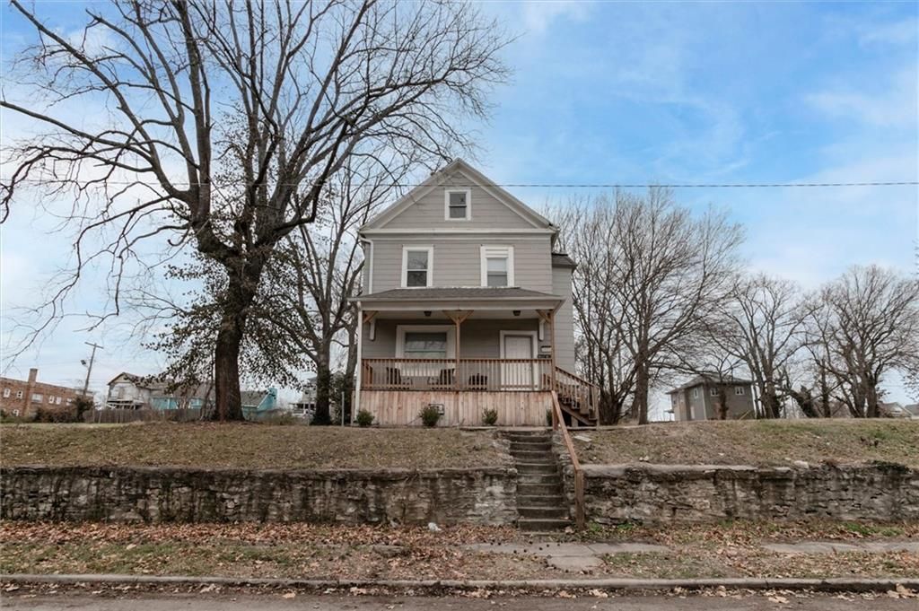 Photo of 2421 Chestnut Avenue, Kansas City, MO 64127 (MLS # 2592094)