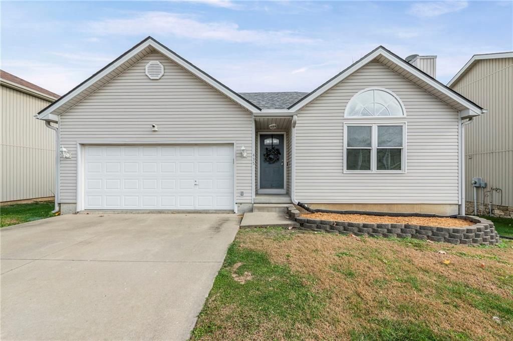 Photo of 435 N Queen Ridge Avenue, Independence, MO 64056 (MLS # 2618603)