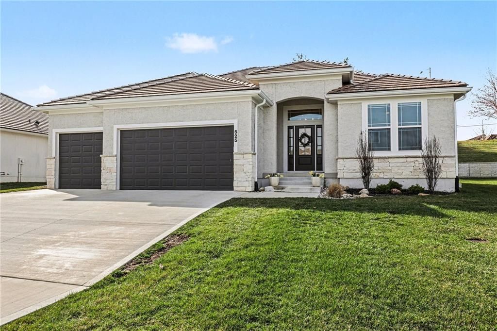 Photo of 525 NE Sienna Place, Lees Summit, MO 64064 (MLS # 2607836)