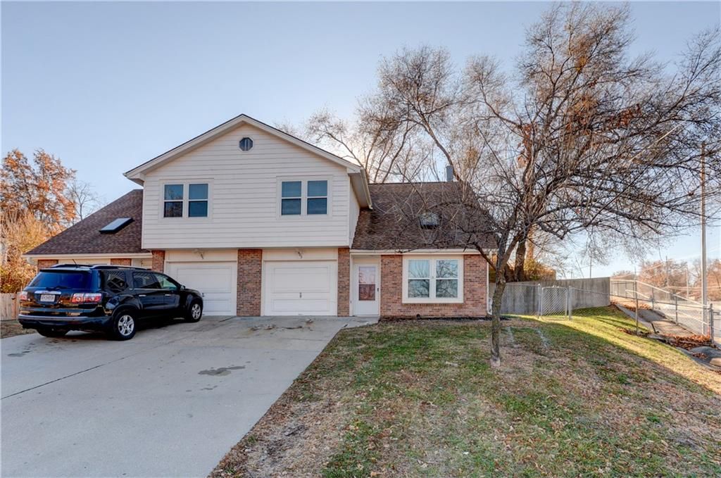 Photo of 405 NE 90th Terrace, Kansas City, MO 64155 (MLS # 2596044)