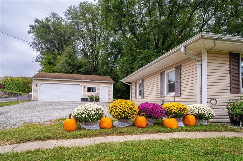 St Joseph, Missouri 64505, United States, 2 Bedrooms Bedrooms, ,2 BathroomsBathrooms,Residential,Active,226476