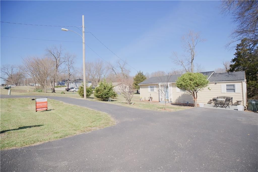 Photo of 215 E Mary Street, Lansing, KS 66043 (MLS # 2607376)