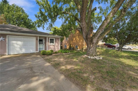 Photo of 1307 N Ridge Parkway, Olathe, KS 66061 (MLS # 2646148)