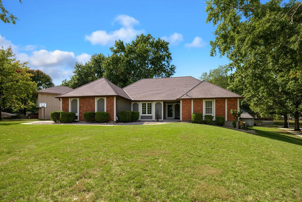 8148 NW Twin Oaks Drive