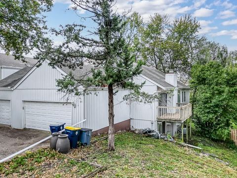 Photo of 10038 N Locust Street, Kansas City, MO 64155 (MLS # 2584607)