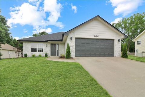 Photo of 944 E Market Street, Warrensburg, MO 64093 (MLS # 2622123)
