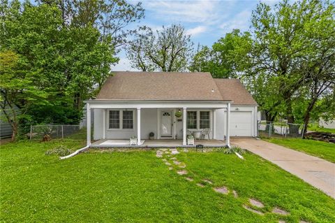 Photo of 7300 Wyandotte Street, Kansas City, MO 64114 (MLS # 2616223)