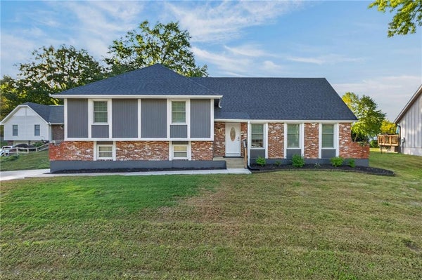 2824 S ANN AVE, INDEPENDENCE, MO 64057 - Image 7d5bfe4b6b4e458641a921cbb8889432/2620948601