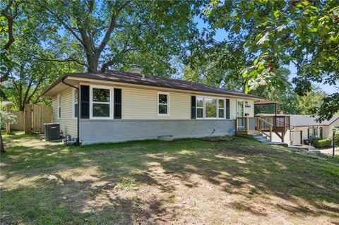 Photo of 10015 E 31st Street, Independence, MO 64052 (MLS # 2640738)