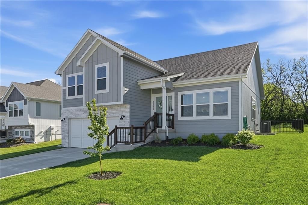 Photo of 3517 SE Corbin Drive, Lees Summit, MO 64082 (MLS # 2618186)