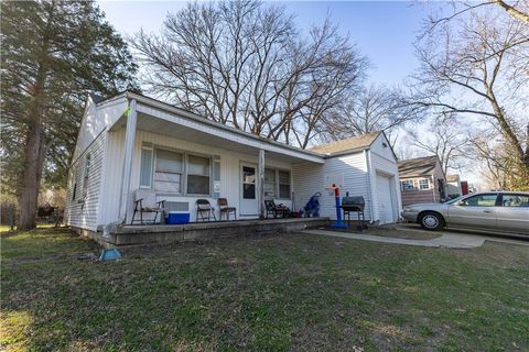 Photo of 2720 N 33rd Street, Kansas City, KS 66104 (MLS # 2608447)
