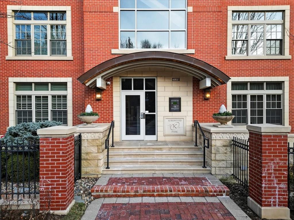 4937 WYANDOTTE Street 400