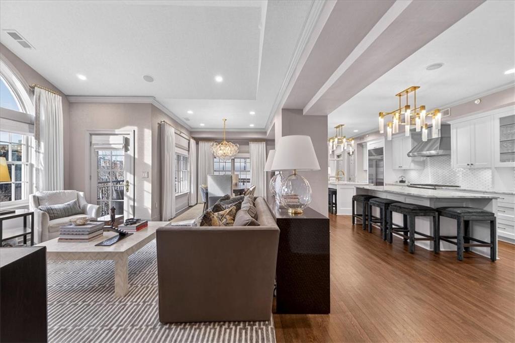 4937 WYANDOTTE Street 400