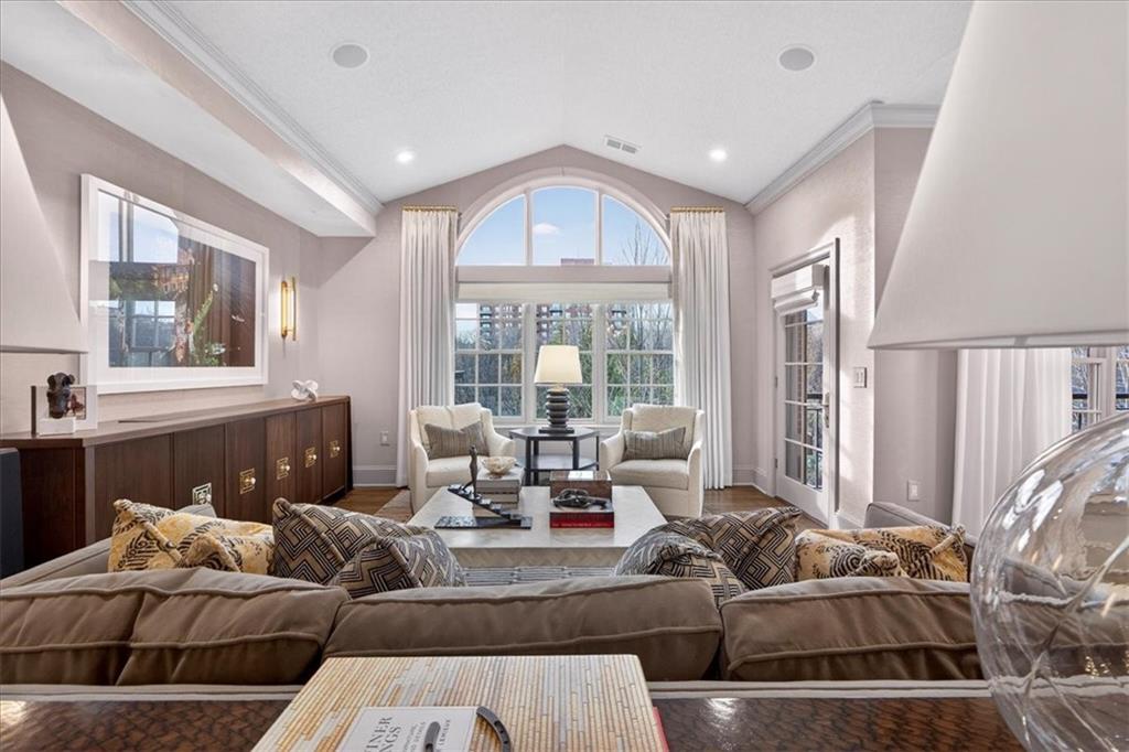 4937 WYANDOTTE Street 400