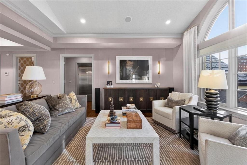 4937 WYANDOTTE Street 400