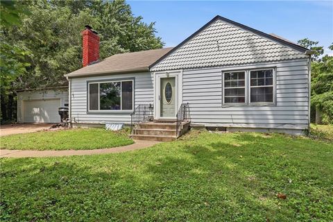 Photo of 3321 Blue Ridge Boulevard, Independence, MO 64052 (MLS # 2628961)