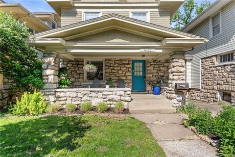 Photo of 4136 CHARLOTTE Street, Kansas City, MO 64110 (MLS # 2615526)