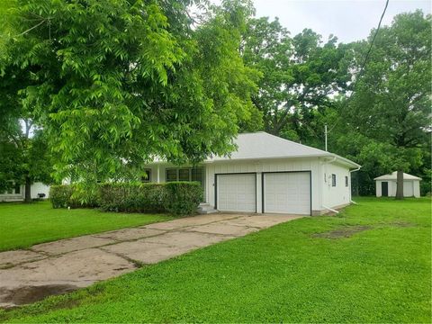 304 Swan Street, Lacygne, KS 66040 - #: 2557820