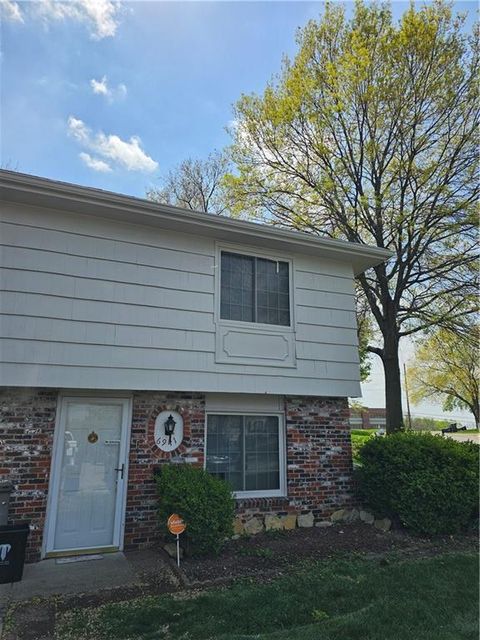 6941-6945 NW Chapel Woods Lane Kansas City MO 64152