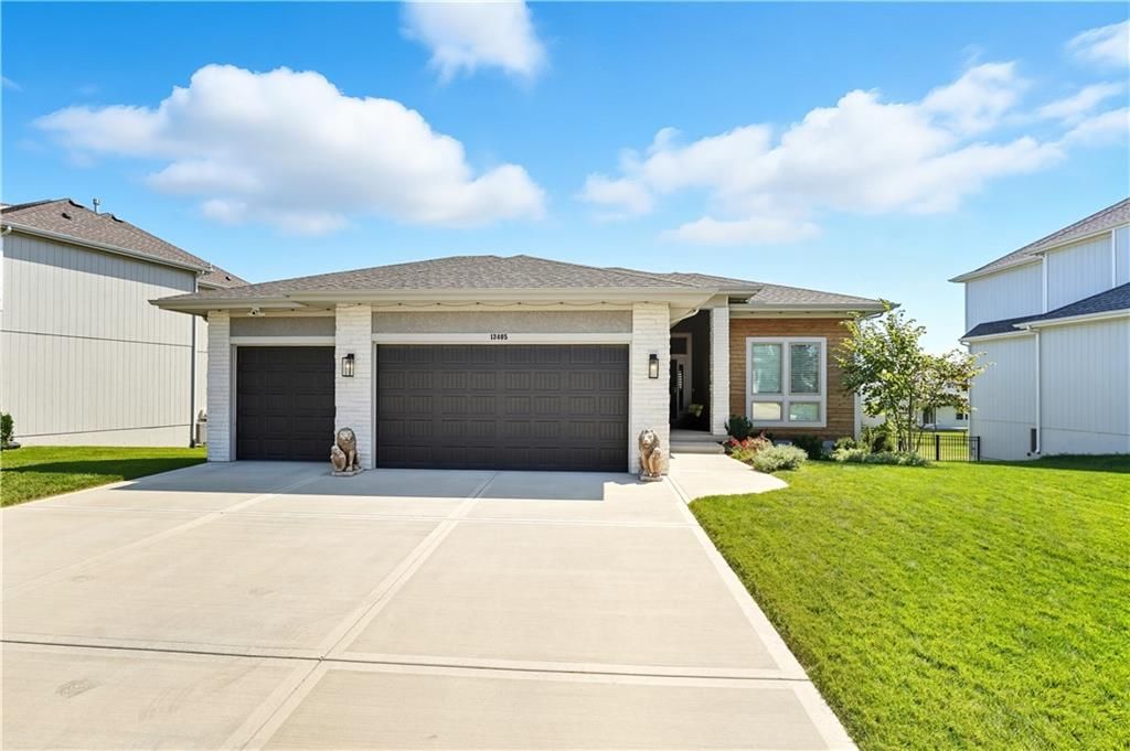 Photo of 13405 W 177th Street, Overland Park, KS 66013 (MLS # 2592585)