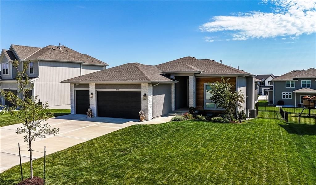 Photo of 13405 W 177th Street, Overland Park, KS 66013 (MLS # 2592585)