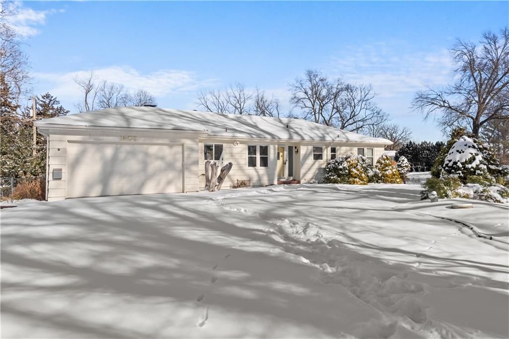 Photo of 1408 E 108th Terrace, Kansas City, MO 64131 (MLS # 2598520)