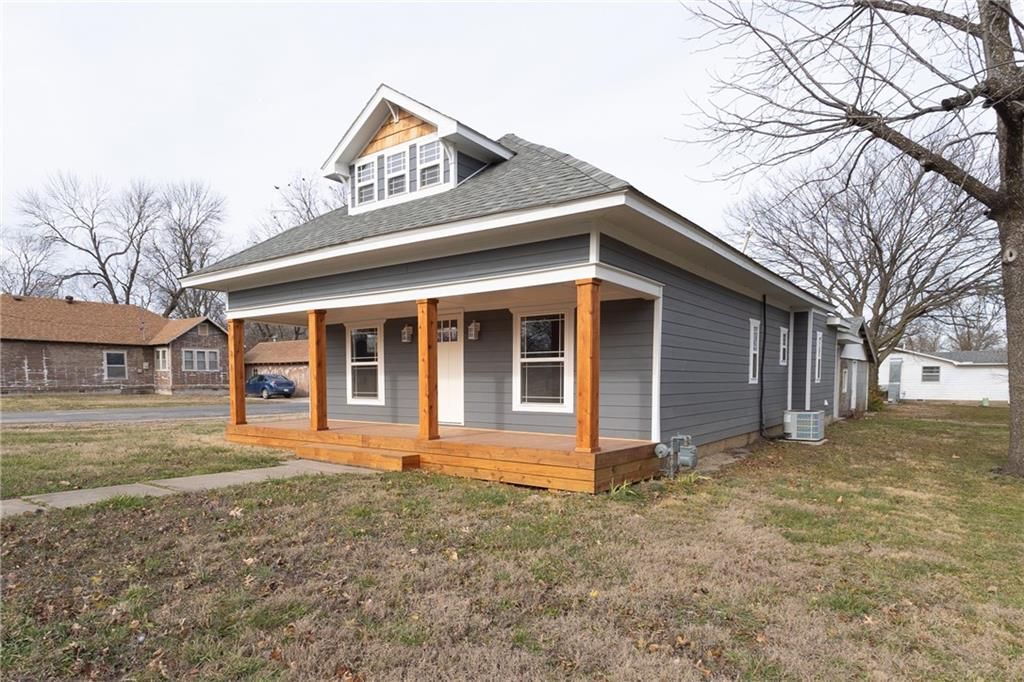 Photo of 901 E 4th Street, Altamont, KS 67330 (MLS # 2592726)