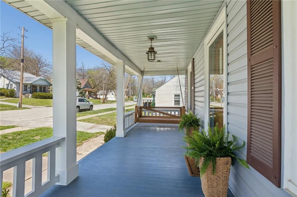Photo of 129 N Fairview Avenue, Liberty, MO 64068 (MLS # 2612318)