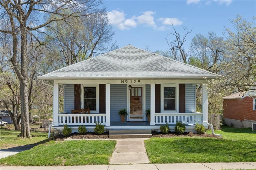 Photo of 129 N Fairview Avenue, Liberty, MO 64068 (MLS # 2612318)