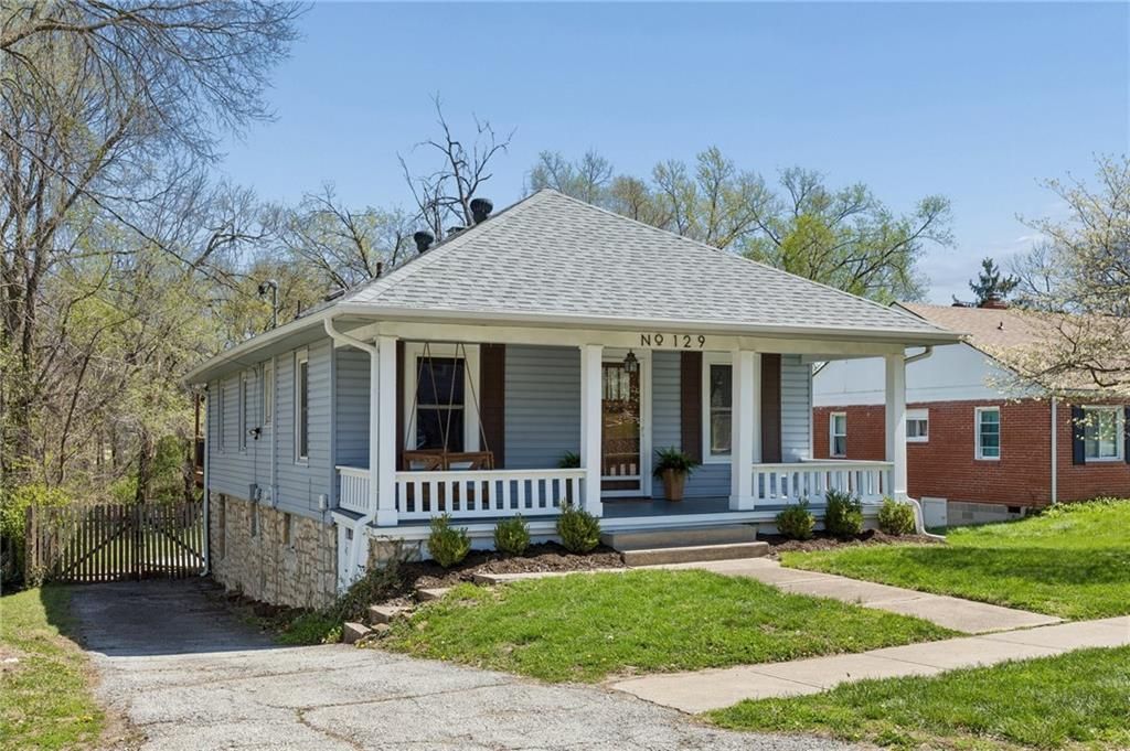 Photo of 129 N Fairview Avenue, Liberty, MO 64068 (MLS # 2612318)
